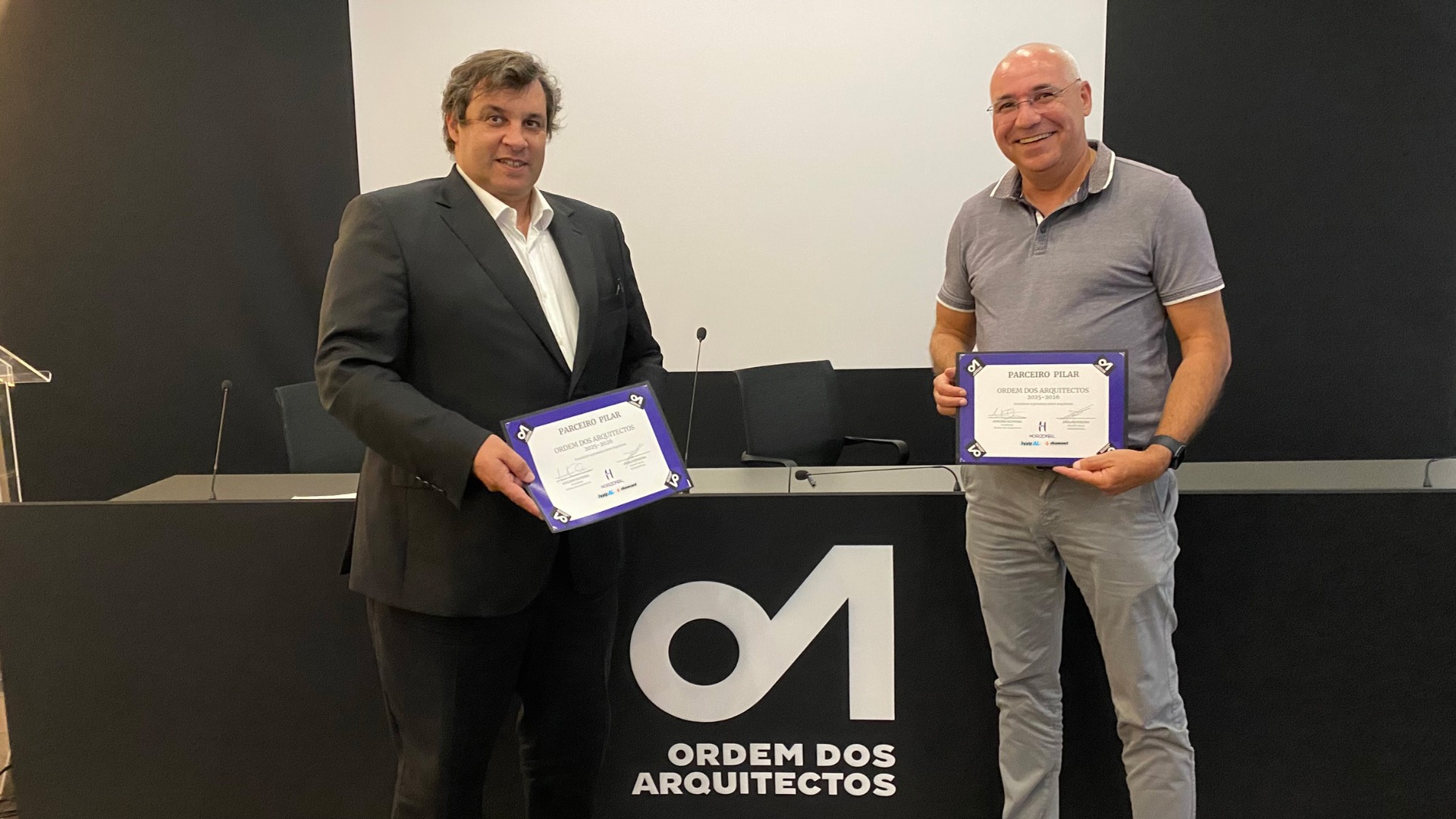 Na imagem: Arq. Avelino Oliveira (Presidente da O.A.) e Carlos Pereira (Sócio-gerente da Horizontal)
